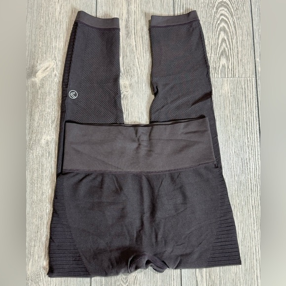 Savvi Eggplant Moto Leggings Size M/L Like New Condition Athletic Wear - Picture 6 of 10